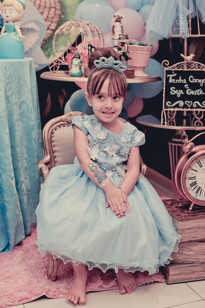Festa infantil em casa com tema da cinderela fotografado pela fotografa premiada nayara andrade em santos litoral de sao paulo  aniversario de menina com quatro anos e familiares na sala de casa fotos com emoção e arte e edição infantil