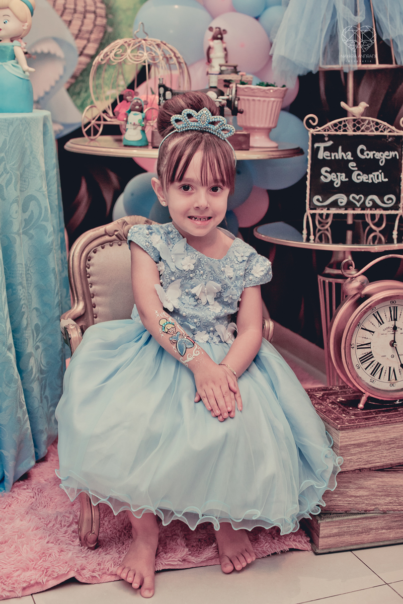 Festa infantil em casa com tema da cinderela fotografado pela fotografa premiada nayara andrade em santos litoral de sao paulo  aniversario de menina com quatro anos e familiares na sala de casa fotos com emoção e arte e edição infantil