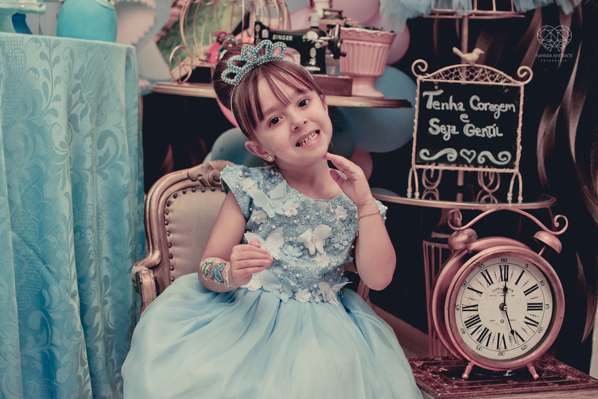 Festa infantil em casa com tema da cinderela fotografado pela fotografa premiada nayara andrade em santos litoral de sao paulo  aniversario de menina com quatro anos e familiares na sala de casa fotos com emoção e arte e edição infantil