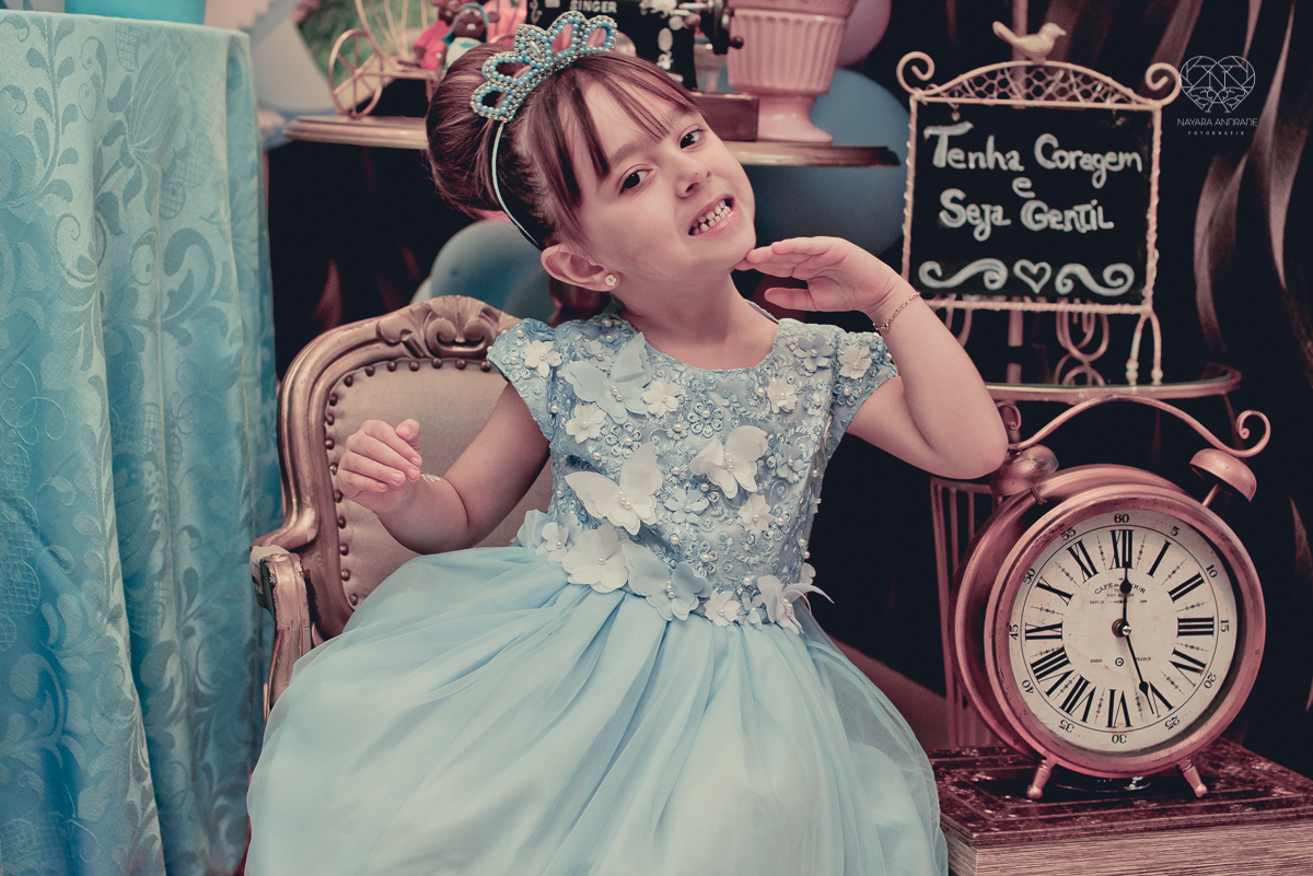 Festa infantil em casa com tema da cinderela fotografado pela fotografa premiada nayara andrade em santos litoral de sao paulo  aniversario de menina com quatro anos e familiares na sala de casa fotos com emoção e arte e edição infantil
