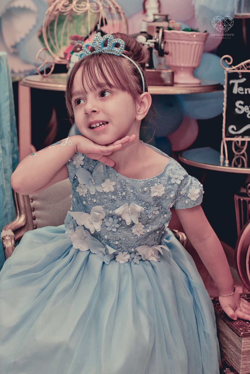 Festa infantil em casa com tema da cinderela fotografado pela fotografa premiada nayara andrade em santos litoral de sao paulo  aniversario de menina com quatro anos e familiares na sala de casa fotos com emoção e arte e edição infantil