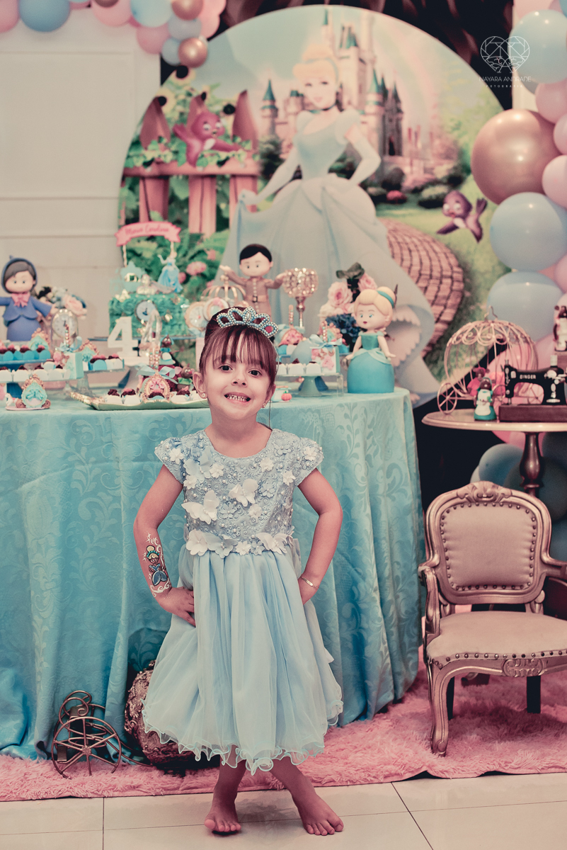 Festa infantil em casa com tema da cinderela fotografado pela fotografa premiada nayara andrade em santos litoral de sao paulo  aniversario de menina com quatro anos e familiares na sala de casa fotos com emoção e arte e edição infantil