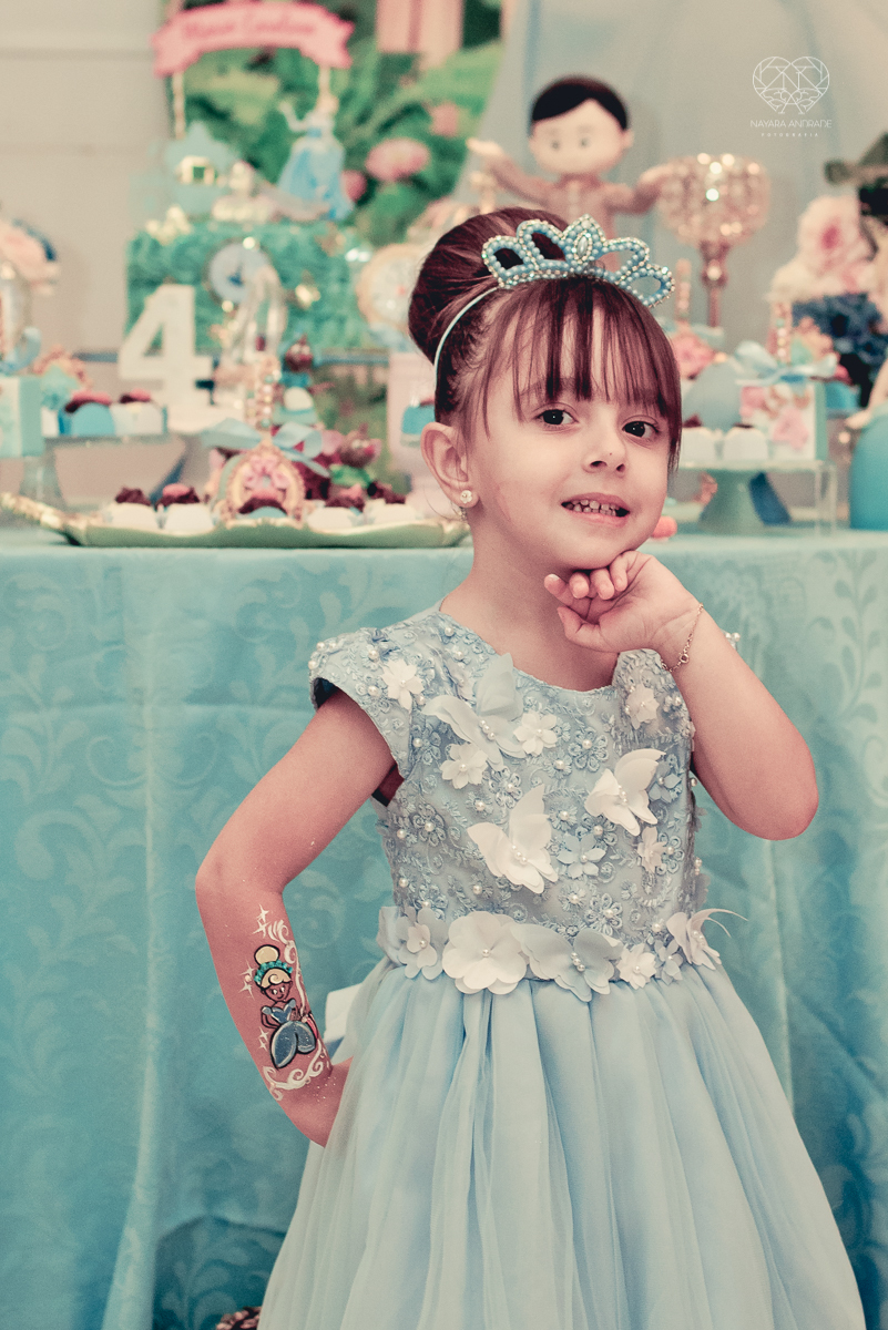 Festa infantil em casa com tema da cinderela fotografado pela fotografa premiada nayara andrade em santos litoral de sao paulo  aniversario de menina com quatro anos e familiares na sala de casa fotos com emoção e arte e edição infantil