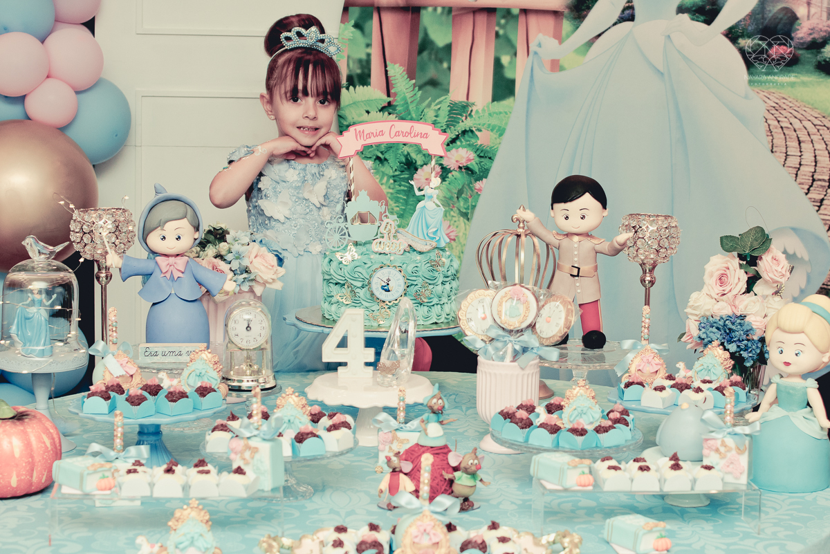 Festa infantil em casa com tema da cinderela fotografado pela fotografa premiada nayara andrade em santos litoral de sao paulo  aniversario de menina com quatro anos e familiares na sala de casa fotos com emoção e arte e edição infantil