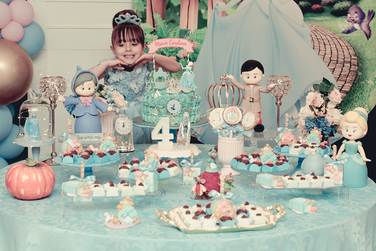 Festa infantil em casa com tema da cinderela fotografado pela fotografa premiada nayara andrade em santos litoral de sao paulo  aniversario de menina com quatro anos e familiares na sala de casa fotos com emoção e arte e edição infantil