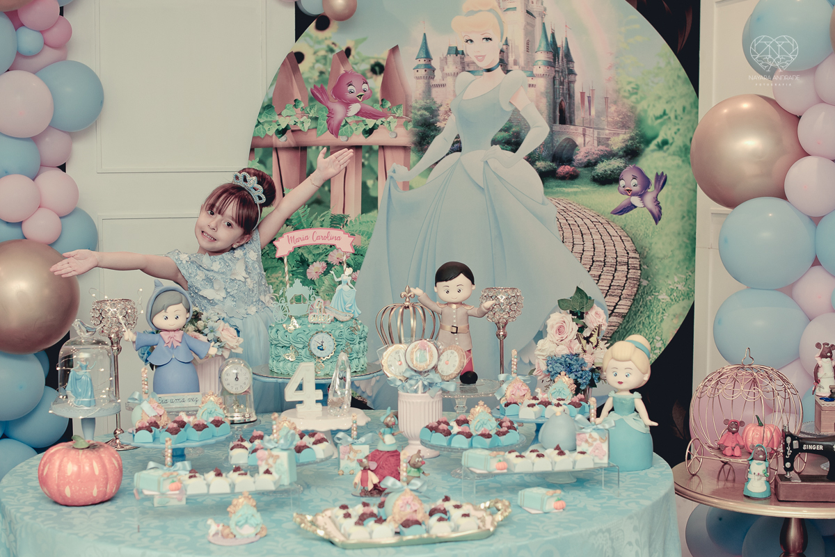 Festa infantil em casa com tema da cinderela fotografado pela fotografa premiada nayara andrade em santos litoral de sao paulo  aniversario de menina com quatro anos e familiares na sala de casa fotos com emoção e arte e edição infantil