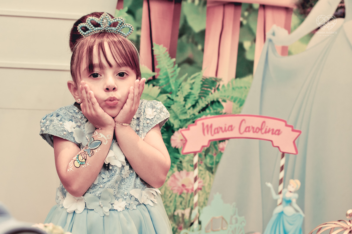 Festa infantil em casa com tema da cinderela fotografado pela fotografa premiada nayara andrade em santos litoral de sao paulo  aniversario de menina com quatro anos e familiares na sala de casa fotos com emoção e arte e edição infantil
