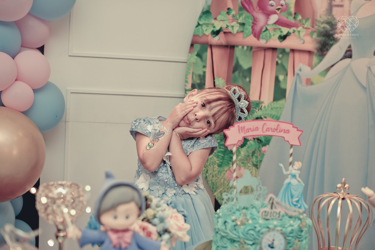 Festa infantil em casa com tema da cinderela fotografado pela fotografa premiada nayara andrade em santos litoral de sao paulo  aniversario de menina com quatro anos e familiares na sala de casa fotos com emoção e arte e edição infantil