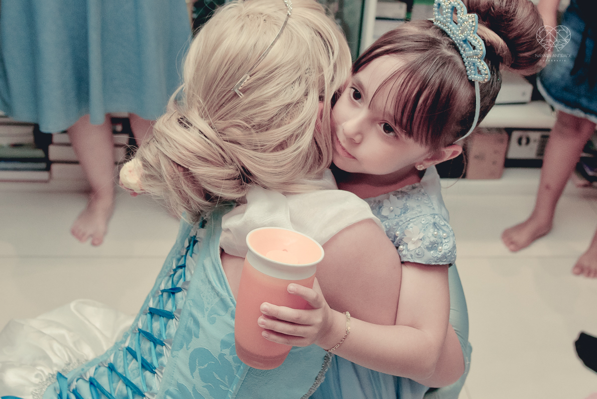 Festa infantil em casa com tema da cinderela fotografado pela fotografa premiada nayara andrade em santos litoral de sao paulo  aniversario de menina com quatro anos e familiares na sala de casa fotos com emoção e arte e edição infantil