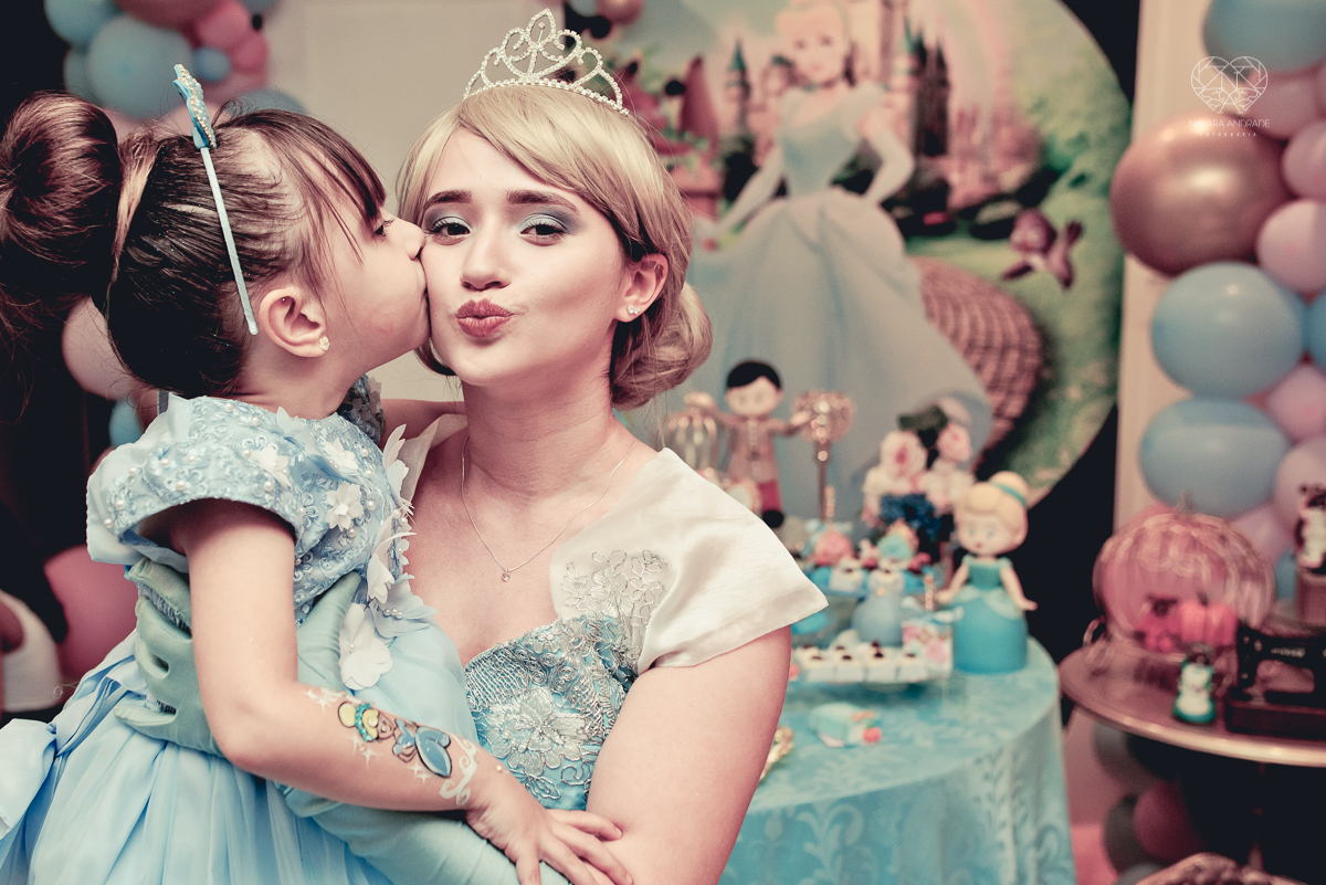 Festa infantil em casa com tema da cinderela fotografado pela fotografa premiada nayara andrade em santos litoral de sao paulo  aniversario de menina com quatro anos e familiares na sala de casa fotos com emoção e arte e edição infantil