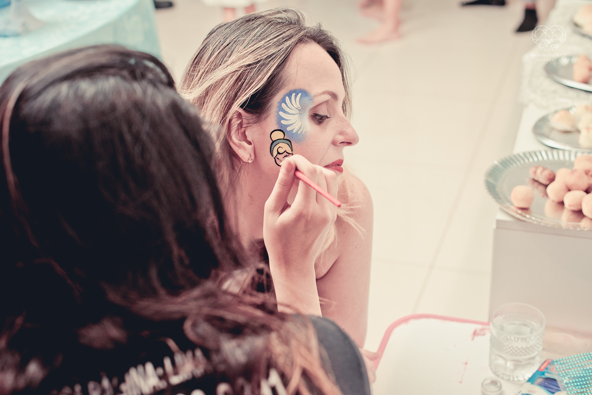 Festa infantil em casa com tema da cinderela fotografado pela fotografa premiada nayara andrade em santos litoral de sao paulo  aniversario de menina com quatro anos e familiares na sala de casa fotos com emoção e arte e edição infantil