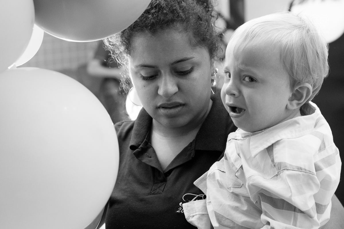 Festa infantil em casa com tema da cinderela fotografado pela fotografa premiada nayara andrade em santos litoral de sao paulo  aniversario de menina com quatro anos e familiares na sala de casa fotos com emoção e arte e edição infantil