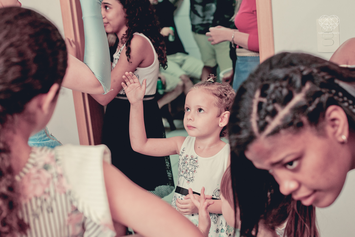 Festa infantil em casa com tema da cinderela fotografado pela fotografa premiada nayara andrade em santos litoral de sao paulo  aniversario de menina com quatro anos e familiares na sala de casa fotos com emoção e arte e edição infantil