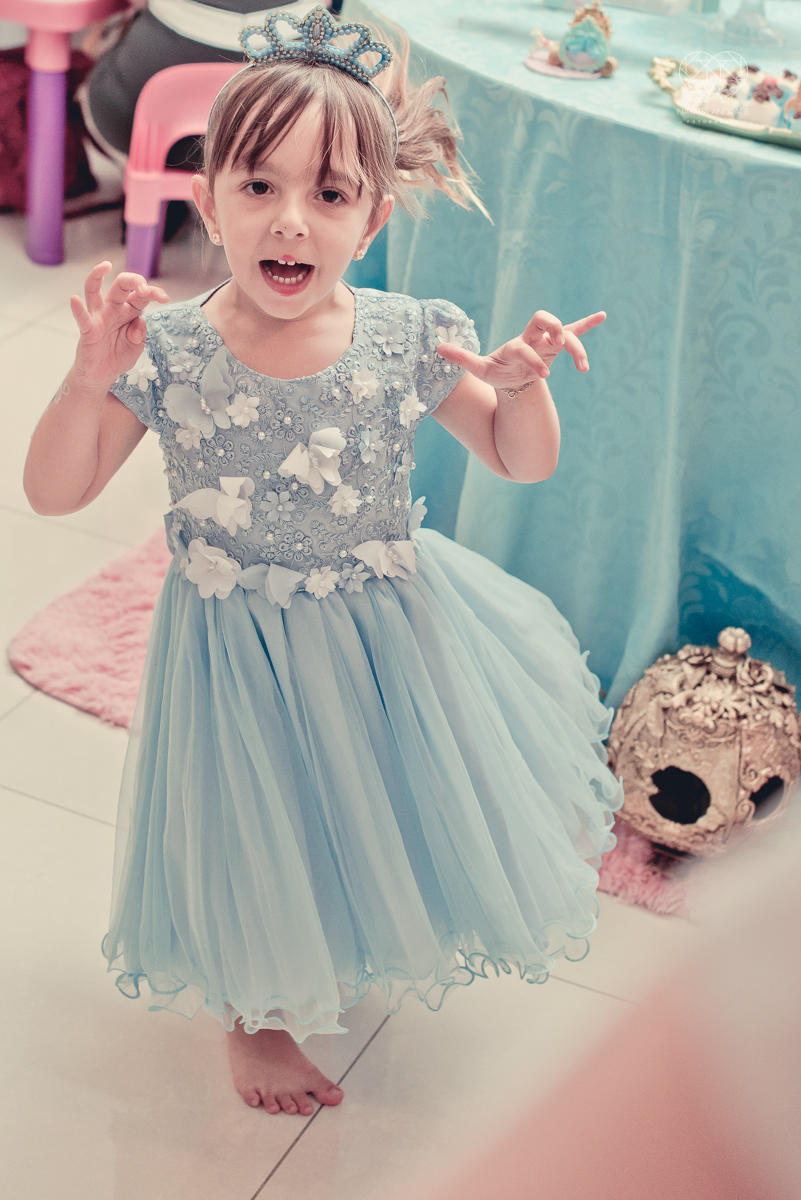 Festa infantil em casa com tema da cinderela fotografado pela fotografa premiada nayara andrade em santos litoral de sao paulo  aniversario de menina com quatro anos e familiares na sala de casa fotos com emoção e arte e edição infantil