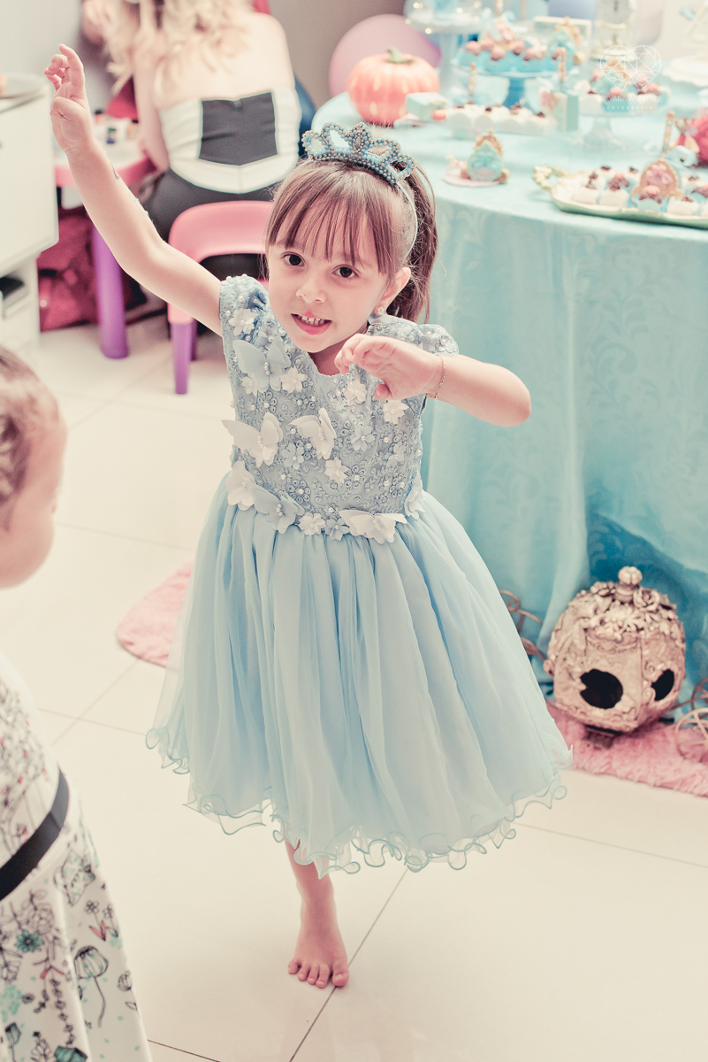 Festa infantil em casa com tema da cinderela fotografado pela fotografa premiada nayara andrade em santos litoral de sao paulo  aniversario de menina com quatro anos e familiares na sala de casa fotos com emoção e arte e edição infantil