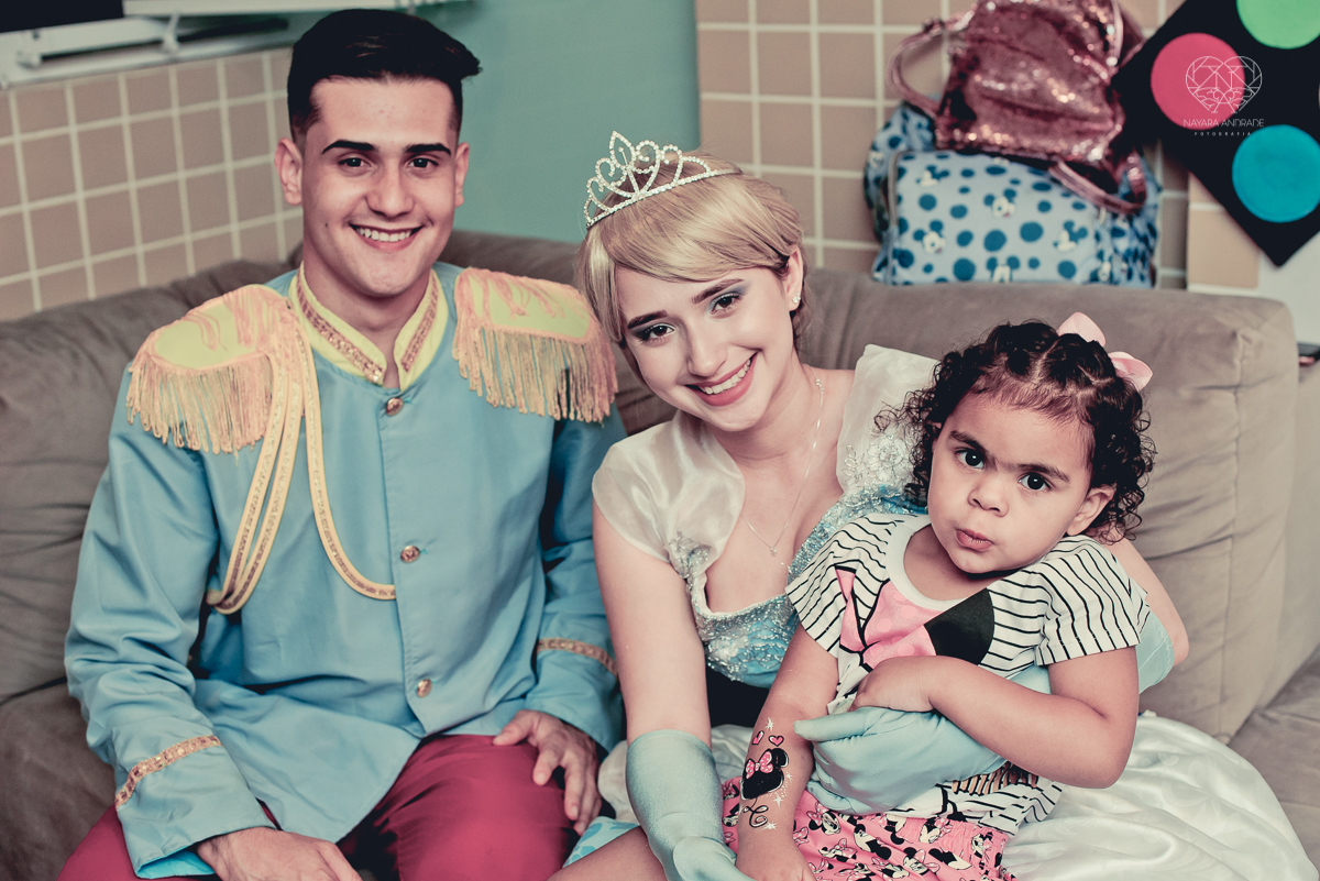 Festa infantil em casa com tema da cinderela fotografado pela fotografa premiada nayara andrade em santos litoral de sao paulo  aniversario de menina com quatro anos e familiares na sala de casa fotos com emoção e arte e edição infantil