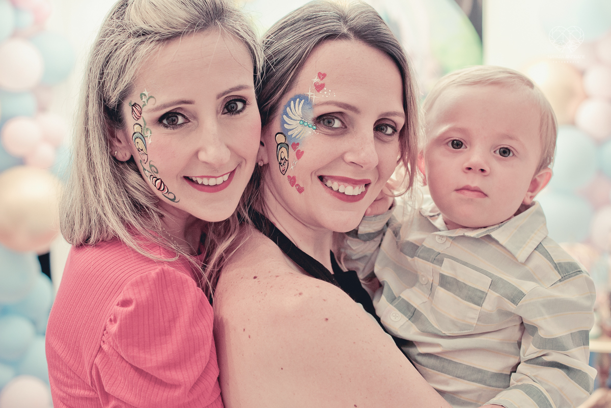 Festa infantil em casa com tema da cinderela fotografado pela fotografa premiada nayara andrade em santos litoral de sao paulo  aniversario de menina com quatro anos e familiares na sala de casa fotos com emoção e arte e edição infantil