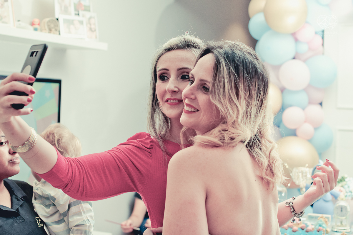 Festa infantil em casa com tema da cinderela fotografado pela fotografa premiada nayara andrade em santos litoral de sao paulo  aniversario de menina com quatro anos e familiares na sala de casa fotos com emoção e arte e edição infantil