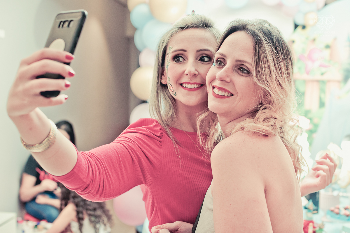 Festa infantil em casa com tema da cinderela fotografado pela fotografa premiada nayara andrade em santos litoral de sao paulo  aniversario de menina com quatro anos e familiares na sala de casa fotos com emoção e arte e edição infantil