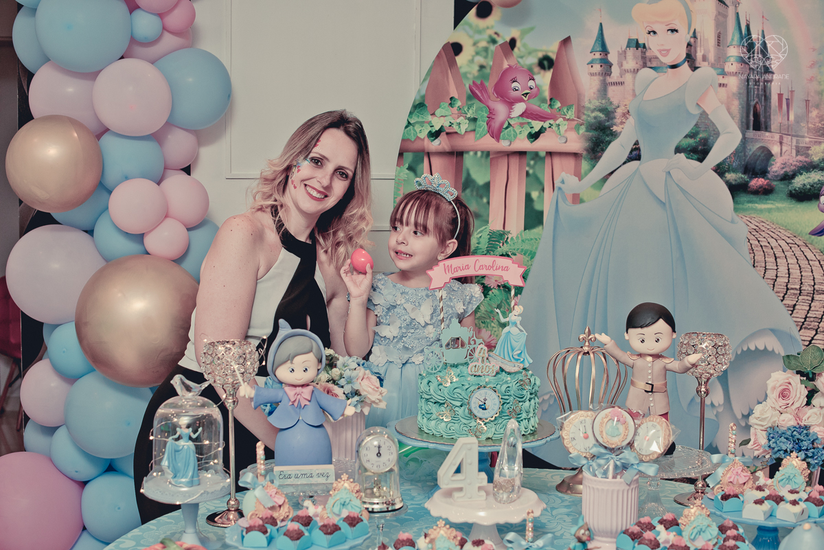 Festa infantil em casa com tema da cinderela fotografado pela fotografa premiada nayara andrade em santos litoral de sao paulo  aniversario de menina com quatro anos e familiares na sala de casa fotos com emoção e arte e edição infantil