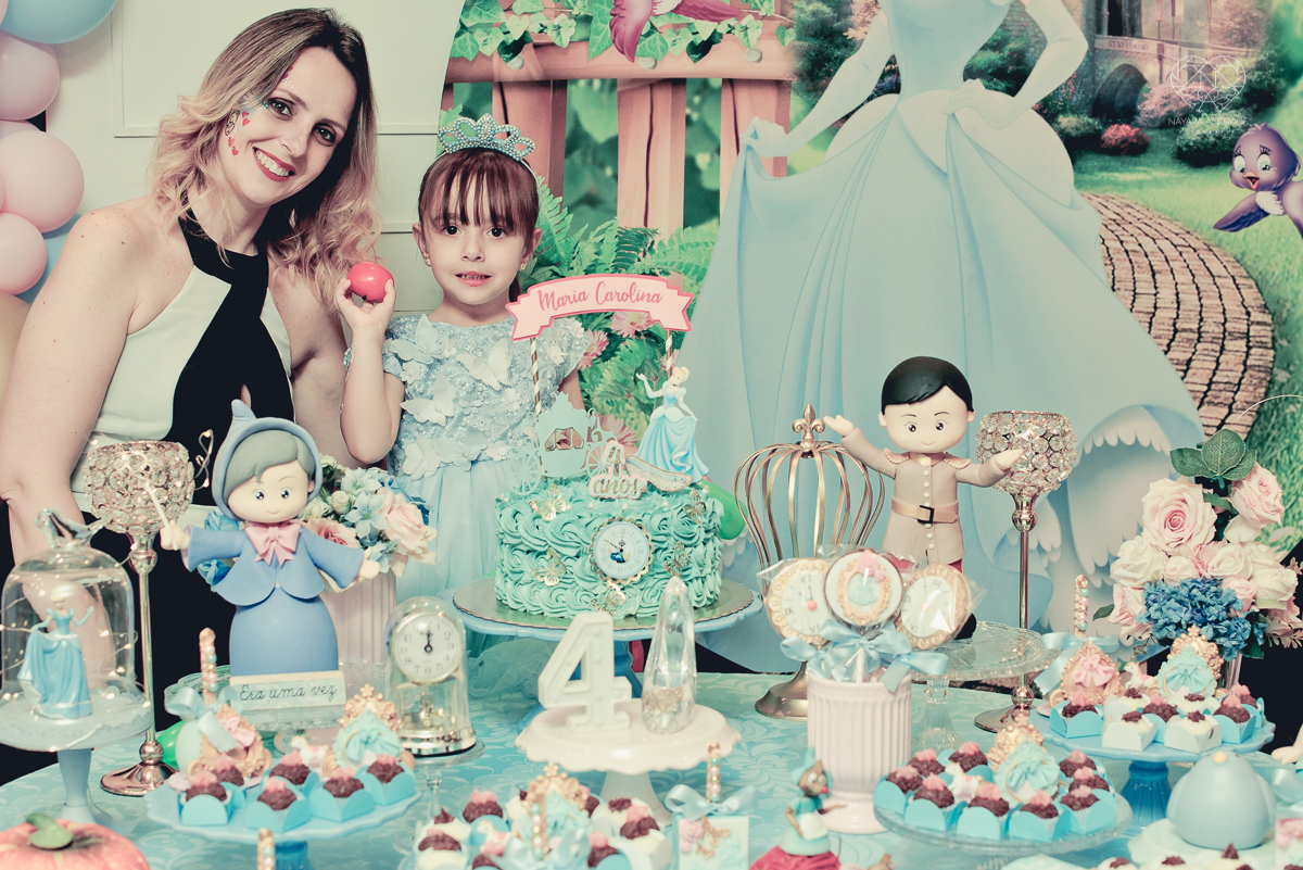 Festa infantil em casa com tema da cinderela fotografado pela fotografa premiada nayara andrade em santos litoral de sao paulo  aniversario de menina com quatro anos e familiares na sala de casa fotos com emoção e arte e edição infantil
