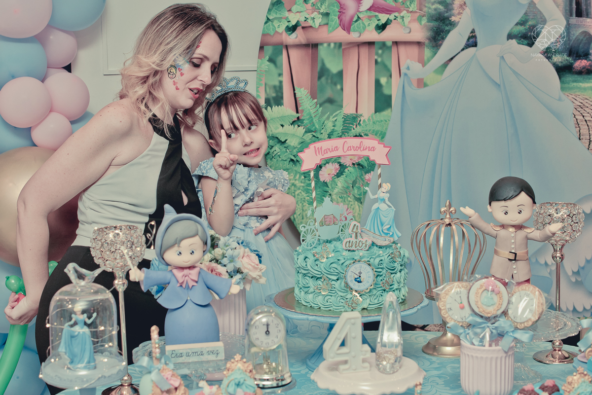 Festa infantil em casa com tema da cinderela fotografado pela fotografa premiada nayara andrade em santos litoral de sao paulo  aniversario de menina com quatro anos e familiares na sala de casa fotos com emoção e arte e edição infantil