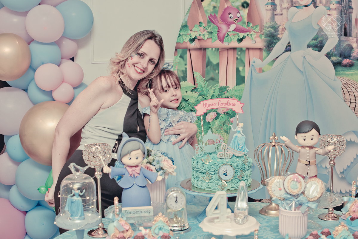 Festa infantil em casa com tema da cinderela fotografado pela fotografa premiada nayara andrade em santos litoral de sao paulo  aniversario de menina com quatro anos e familiares na sala de casa fotos com emoção e arte e edição infantil