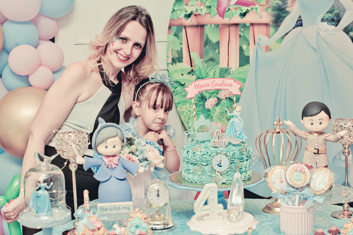 Festa infantil em casa com tema da cinderela fotografado pela fotografa premiada nayara andrade em santos litoral de sao paulo  aniversario de menina com quatro anos e familiares na sala de casa fotos com emoção e arte e edição infantil