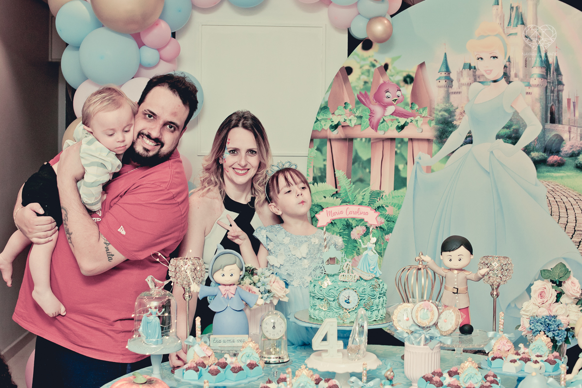 Festa infantil em casa com tema da cinderela fotografado pela fotografa premiada nayara andrade em santos litoral de sao paulo  aniversario de menina com quatro anos e familiares na sala de casa fotos com emoção e arte e edição infantil