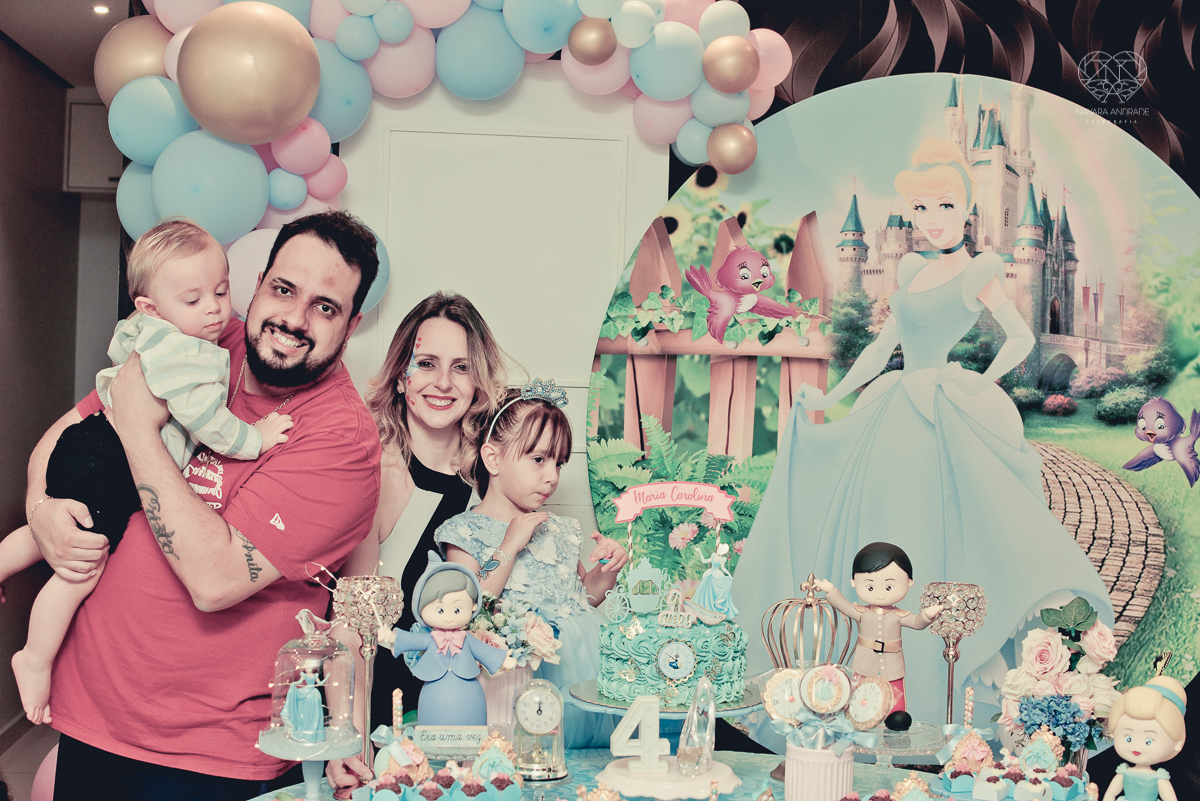 Festa infantil em casa com tema da cinderela fotografado pela fotografa premiada nayara andrade em santos litoral de sao paulo  aniversario de menina com quatro anos e familiares na sala de casa fotos com emoção e arte e edição infantil