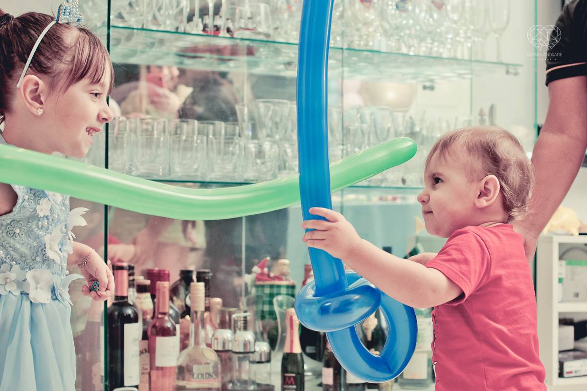 Festa infantil em casa com tema da cinderela fotografado pela fotografa premiada nayara andrade em santos litoral de sao paulo  aniversario de menina com quatro anos e familiares na sala de casa fotos com emoção e arte e edição infantil
