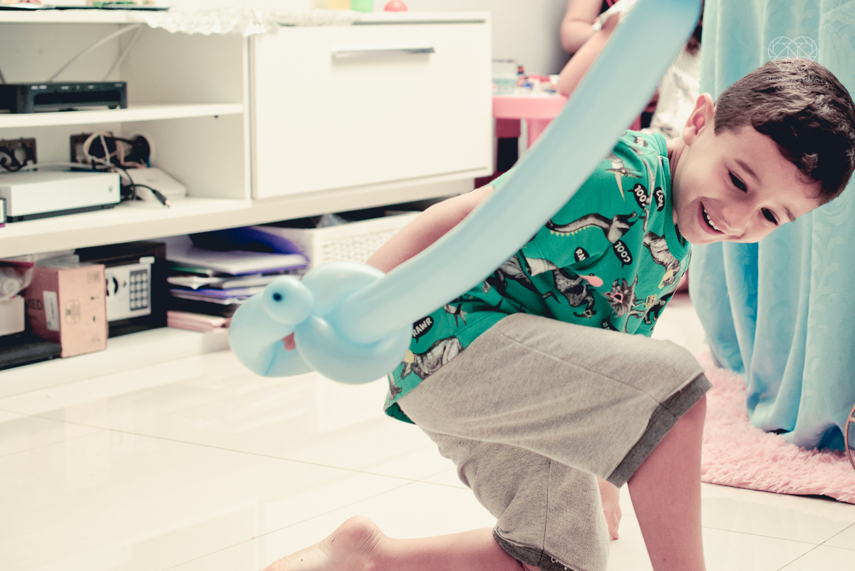 Festa infantil em casa com tema da cinderela fotografado pela fotografa premiada nayara andrade em santos litoral de sao paulo  aniversario de menina com quatro anos e familiares na sala de casa fotos com emoção e arte e edição infantil