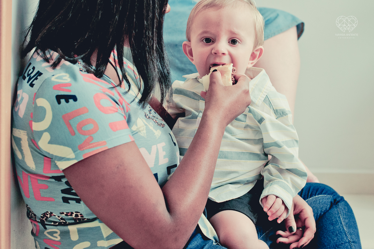 Festa infantil em casa com tema da cinderela fotografado pela fotografa premiada nayara andrade em santos litoral de sao paulo  aniversario de menina com quatro anos e familiares na sala de casa fotos com emoção e arte e edição infantil