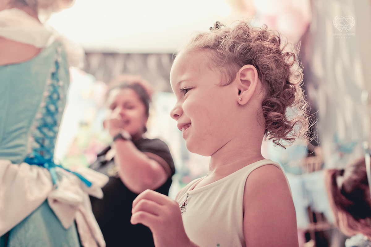 Festa infantil em casa com tema da cinderela fotografado pela fotografa premiada nayara andrade em santos litoral de sao paulo  aniversario de menina com quatro anos e familiares na sala de casa fotos com emoção e arte e edição infantil