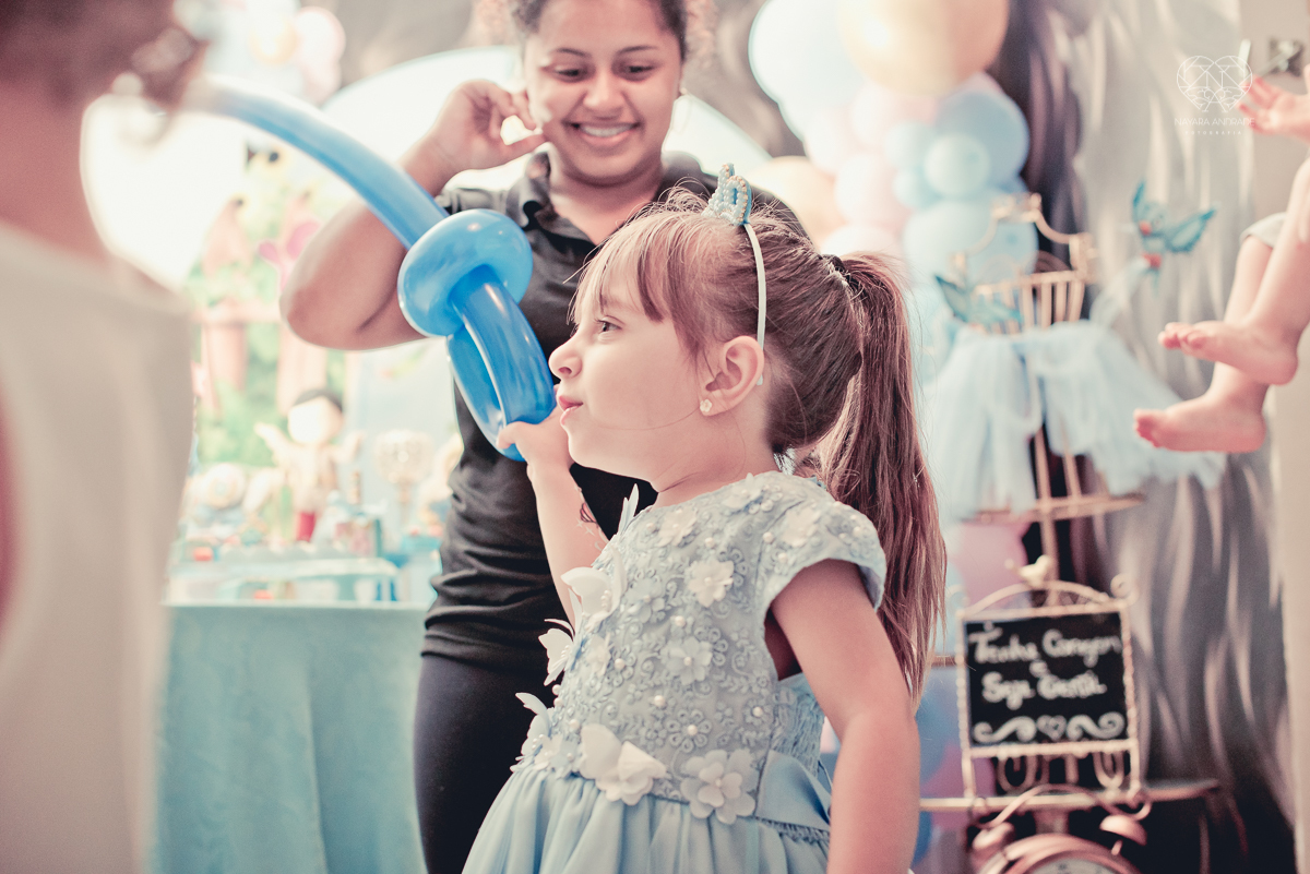 Festa infantil em casa com tema da cinderela fotografado pela fotografa premiada nayara andrade em santos litoral de sao paulo  aniversario de menina com quatro anos e familiares na sala de casa fotos com emoção e arte e edição infantil