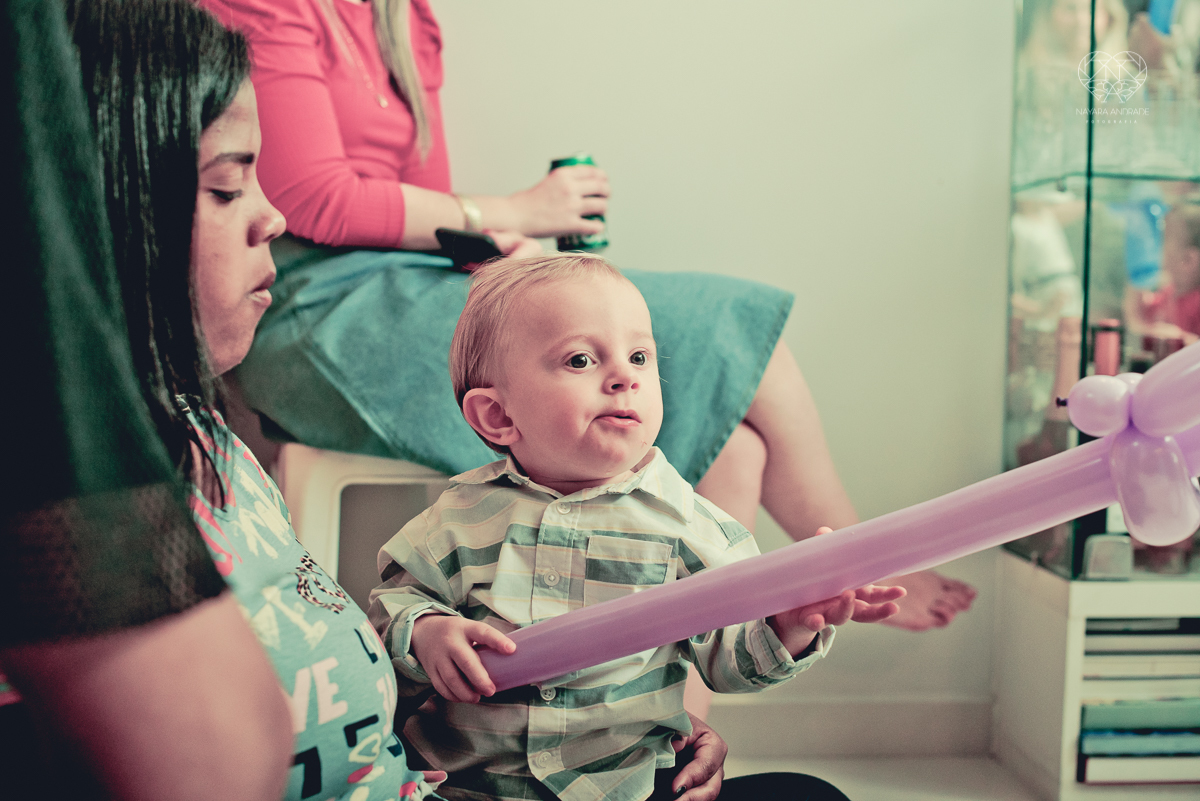 Festa infantil em casa com tema da cinderela fotografado pela fotografa premiada nayara andrade em santos litoral de sao paulo  aniversario de menina com quatro anos e familiares na sala de casa fotos com emoção e arte e edição infantil