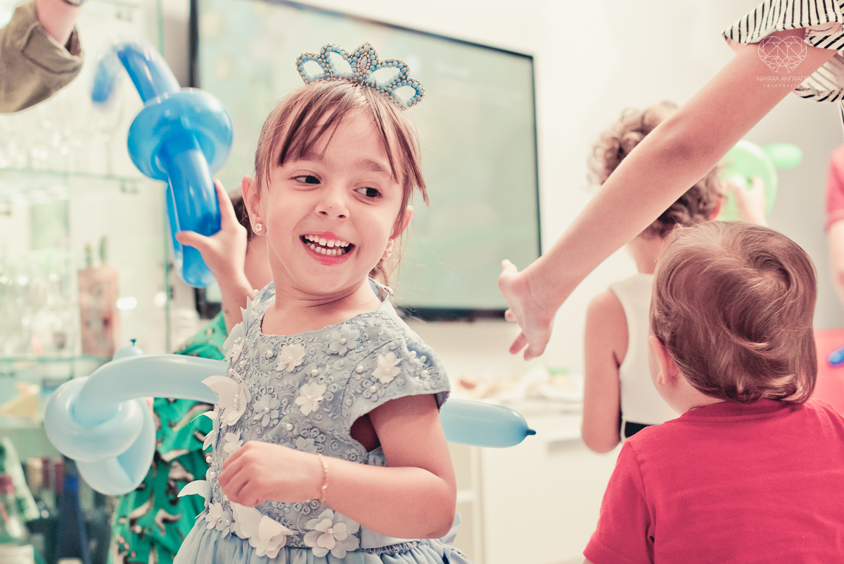 Festa infantil em casa com tema da cinderela fotografado pela fotografa premiada nayara andrade em santos litoral de sao paulo  aniversario de menina com quatro anos e familiares na sala de casa fotos com emoção e arte e edição infantil