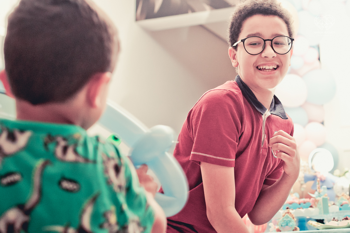Festa infantil em casa com tema da cinderela fotografado pela fotografa premiada nayara andrade em santos litoral de sao paulo  aniversario de menina com quatro anos e familiares na sala de casa fotos com emoção e arte e edição infantil