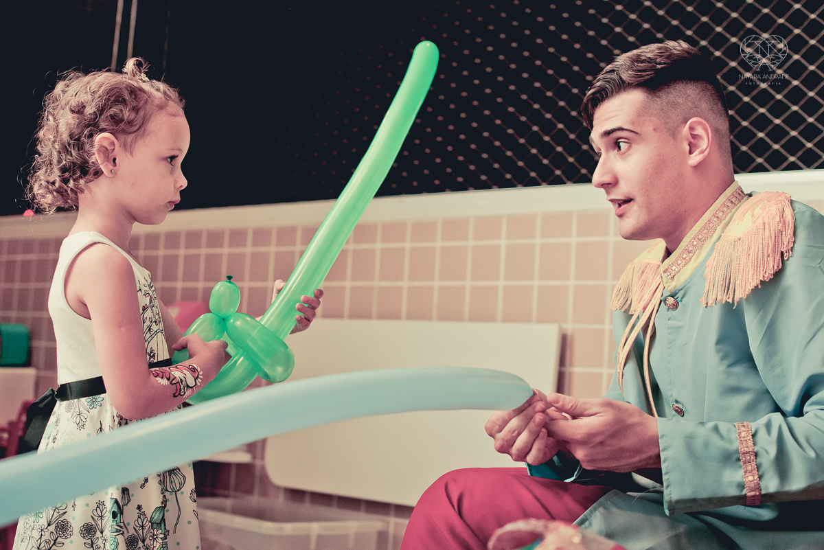 Festa infantil em casa com tema da cinderela fotografado pela fotografa premiada nayara andrade em santos litoral de sao paulo  aniversario de menina com quatro anos e familiares na sala de casa fotos com emoção e arte e edição infantil