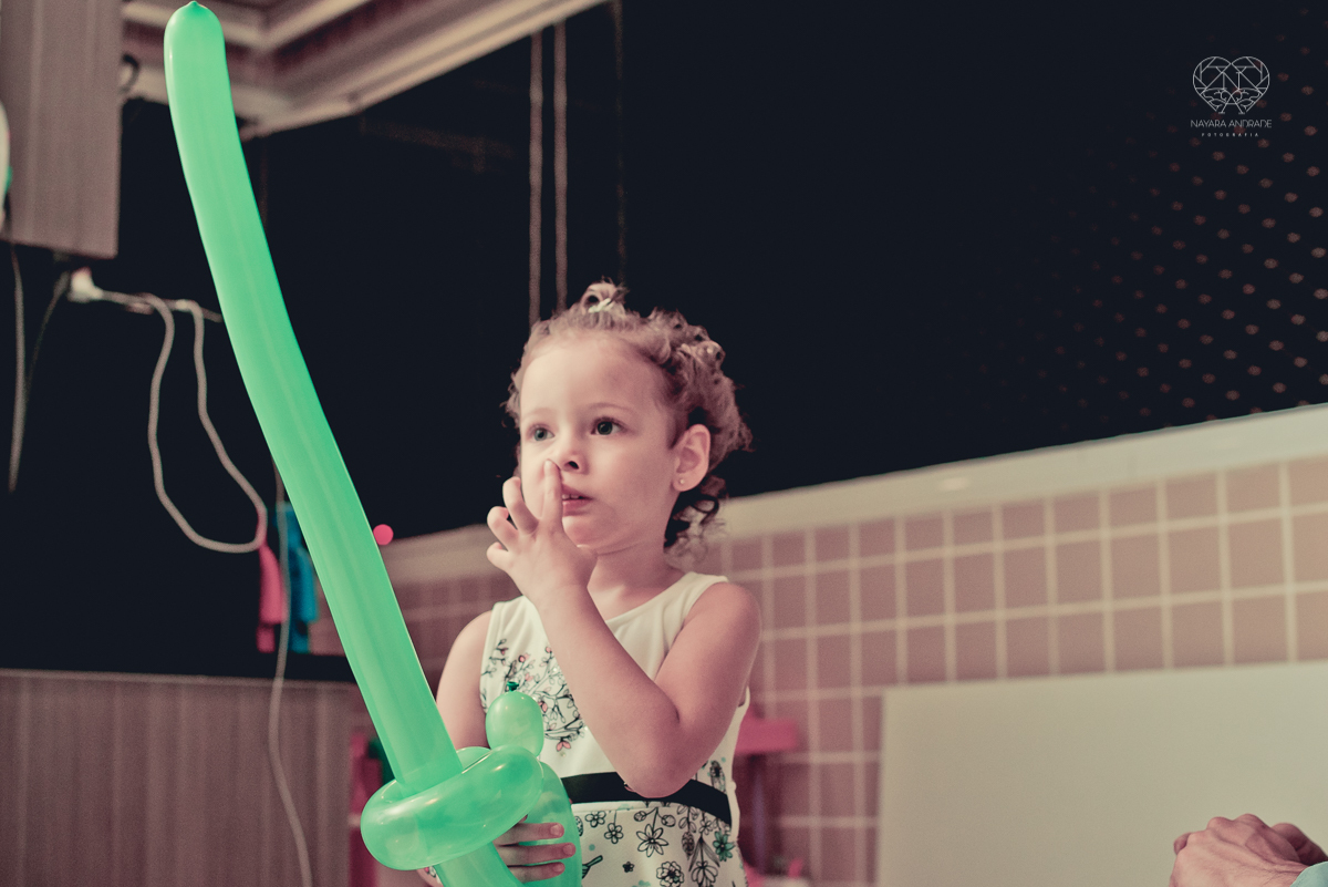 Festa infantil em casa com tema da cinderela fotografado pela fotografa premiada nayara andrade em santos litoral de sao paulo  aniversario de menina com quatro anos e familiares na sala de casa fotos com emoção e arte e edição infantil