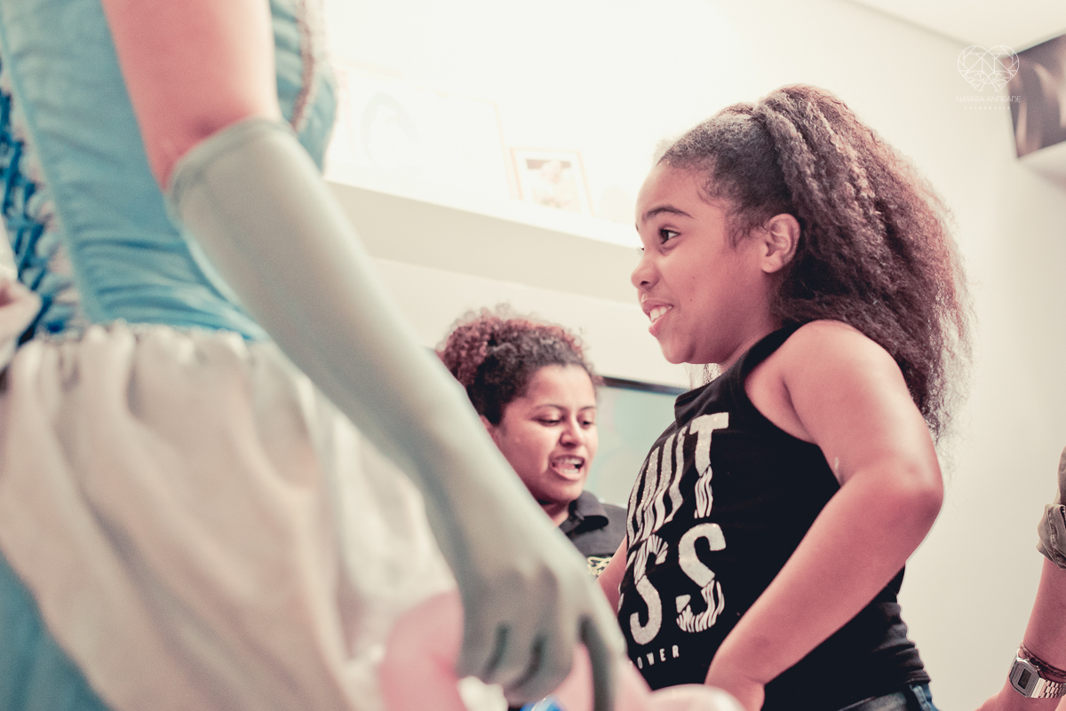 Festa infantil em casa com tema da cinderela fotografado pela fotografa premiada nayara andrade em santos litoral de sao paulo  aniversario de menina com quatro anos e familiares na sala de casa fotos com emoção e arte e edição infantil
