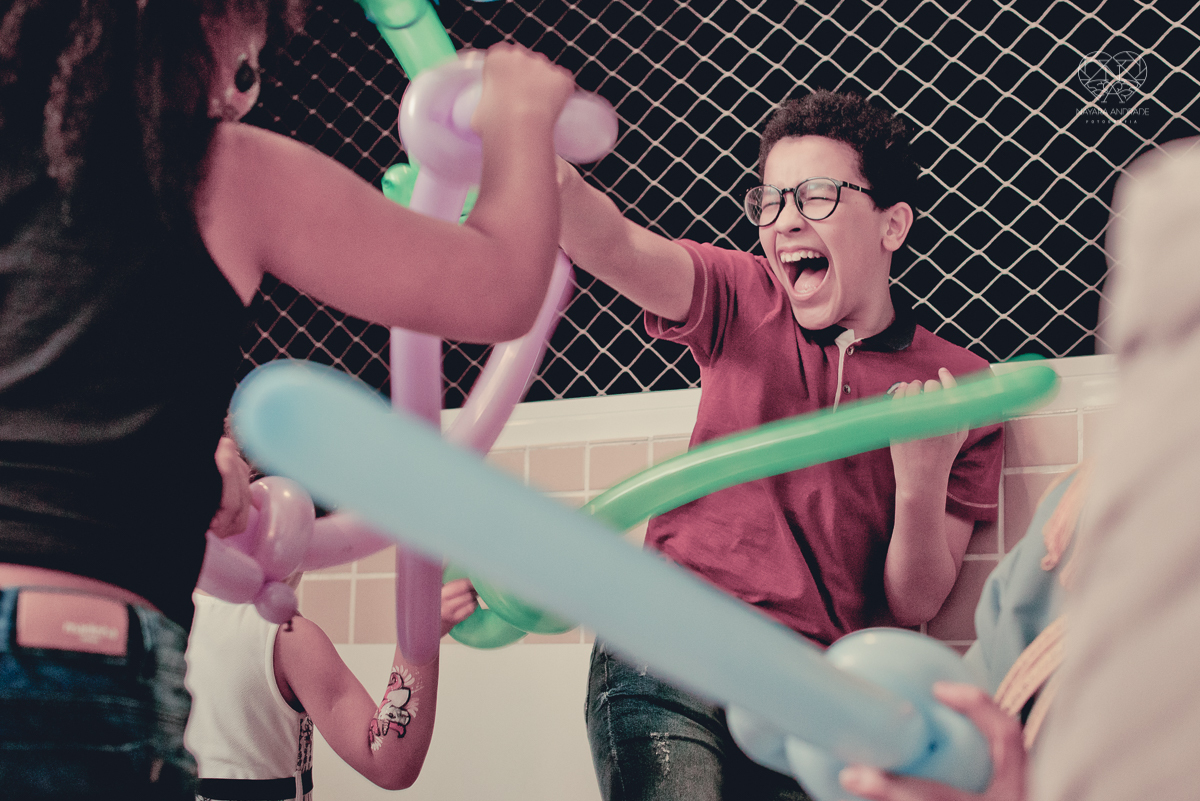 Festa infantil em casa com tema da cinderela fotografado pela fotografa premiada nayara andrade em santos litoral de sao paulo  aniversario de menina com quatro anos e familiares na sala de casa fotos com emoção e arte e edição infantil