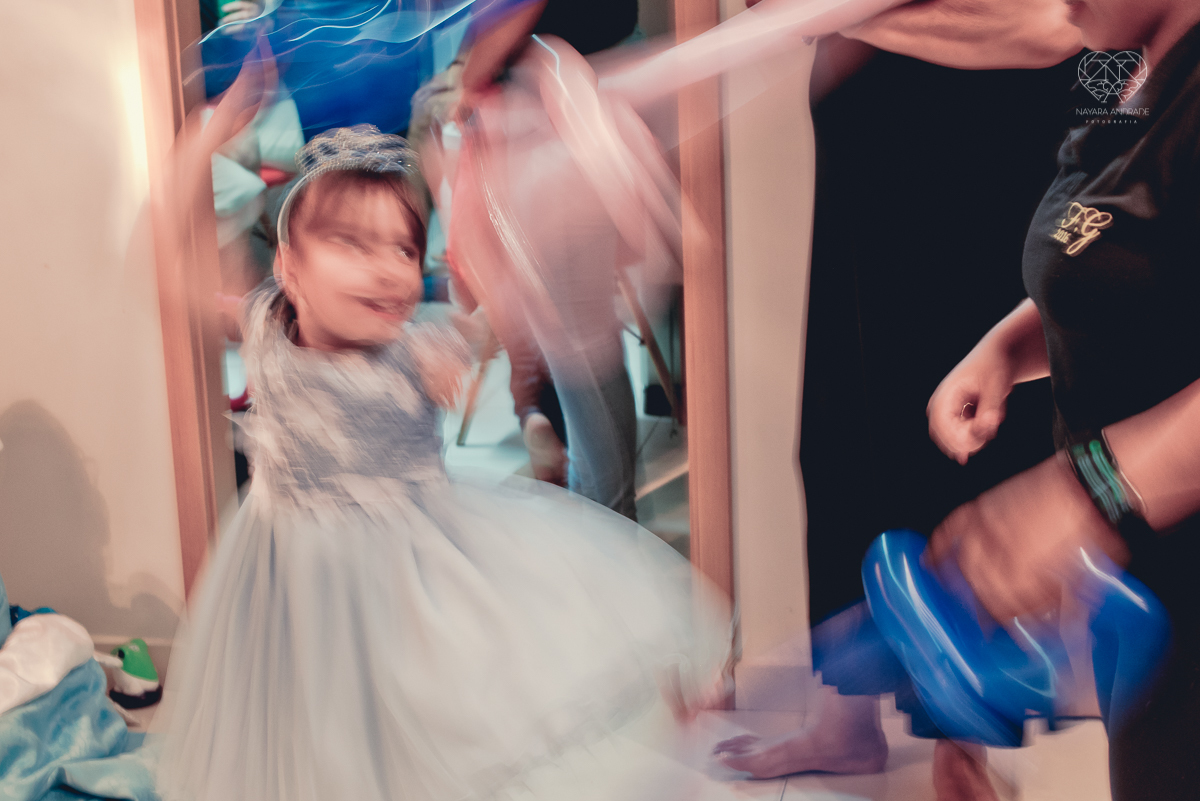 Festa infantil em casa com tema da cinderela fotografado pela fotografa premiada nayara andrade em santos litoral de sao paulo  aniversario de menina com quatro anos e familiares na sala de casa fotos com emoção e arte e edição infantil