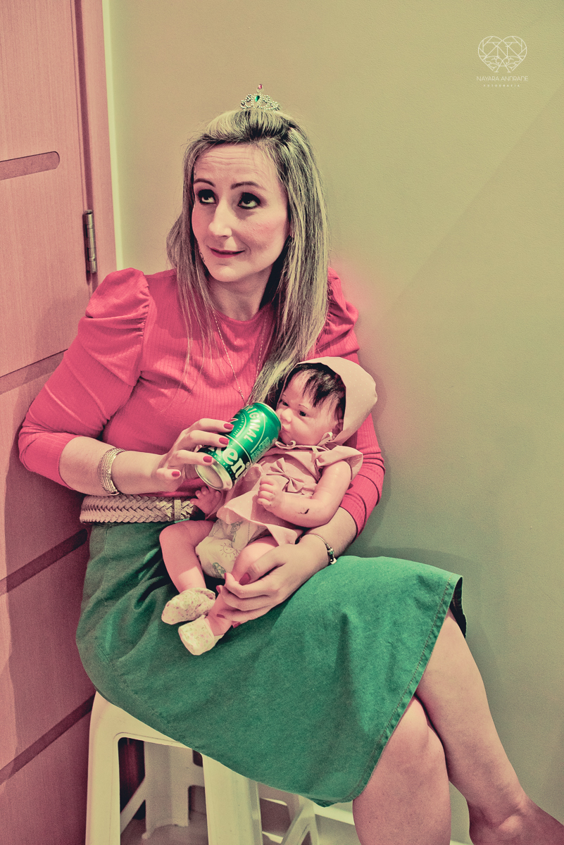 Festa infantil em casa com tema da cinderela fotografado pela fotografa premiada nayara andrade em santos litoral de sao paulo  aniversario de menina com quatro anos e familiares na sala de casa fotos com emoção e arte e edição infantil