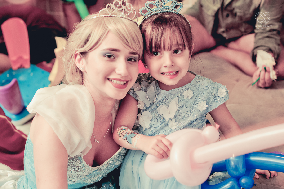 Festa infantil em casa com tema da cinderela fotografado pela fotografa premiada nayara andrade em santos litoral de sao paulo  aniversario de menina com quatro anos e familiares na sala de casa fotos com emoção e arte e edição infantil