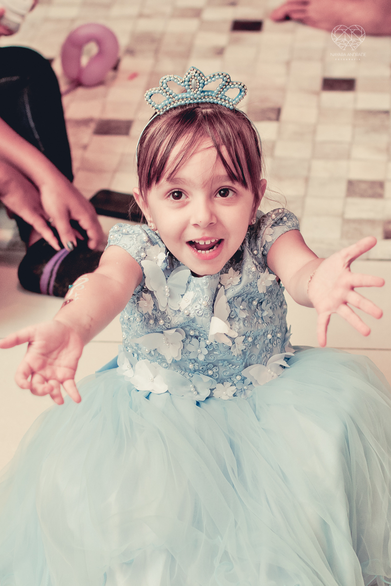 Festa infantil em casa com tema da cinderela fotografado pela fotografa premiada nayara andrade em santos litoral de sao paulo  aniversario de menina com quatro anos e familiares na sala de casa fotos com emoção e arte e edição infantil