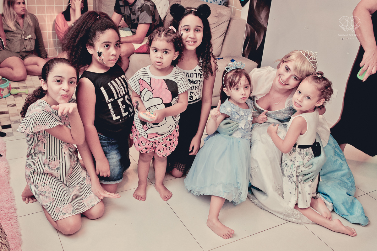 Festa infantil em casa com tema da cinderela fotografado pela fotografa premiada nayara andrade em santos litoral de sao paulo  aniversario de menina com quatro anos e familiares na sala de casa fotos com emoção e arte e edição infantil