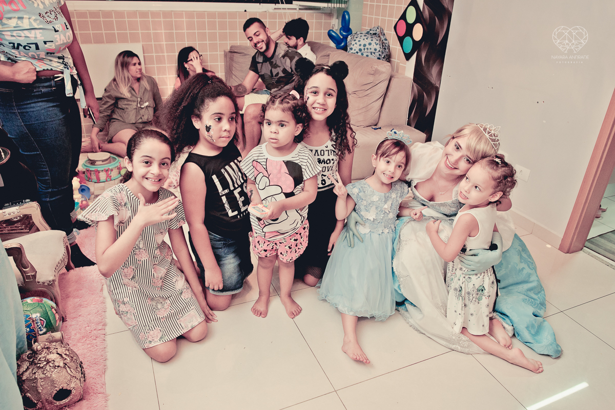 Festa infantil em casa com tema da cinderela fotografado pela fotografa premiada nayara andrade em santos litoral de sao paulo  aniversario de menina com quatro anos e familiares na sala de casa fotos com emoção e arte e edição infantil