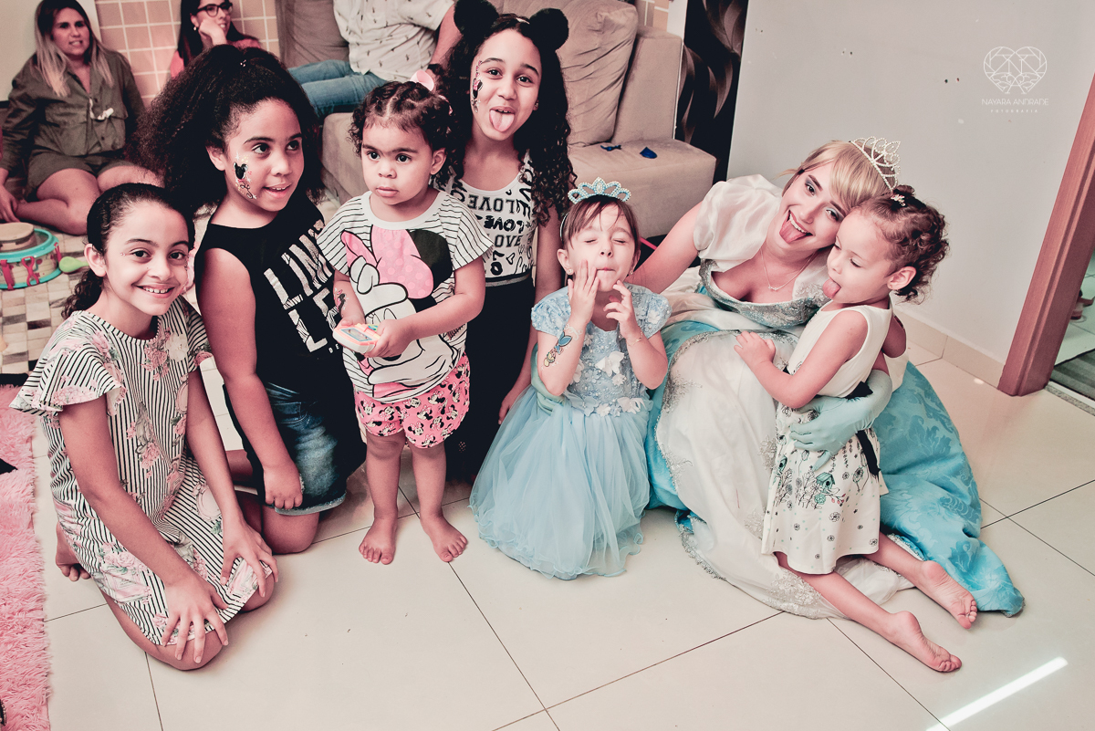 Festa infantil em casa com tema da cinderela fotografado pela fotografa premiada nayara andrade em santos litoral de sao paulo  aniversario de menina com quatro anos e familiares na sala de casa fotos com emoção e arte e edição infantil