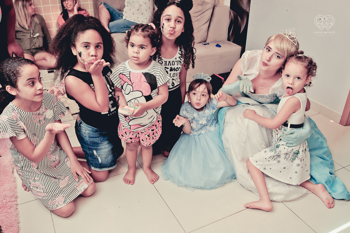 Festa infantil em casa com tema da cinderela fotografado pela fotografa premiada nayara andrade em santos litoral de sao paulo  aniversario de menina com quatro anos e familiares na sala de casa fotos com emoção e arte e edição infantil